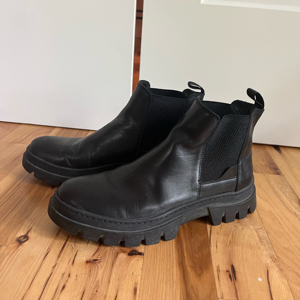 Donald Pliner lug sole chelsea boots